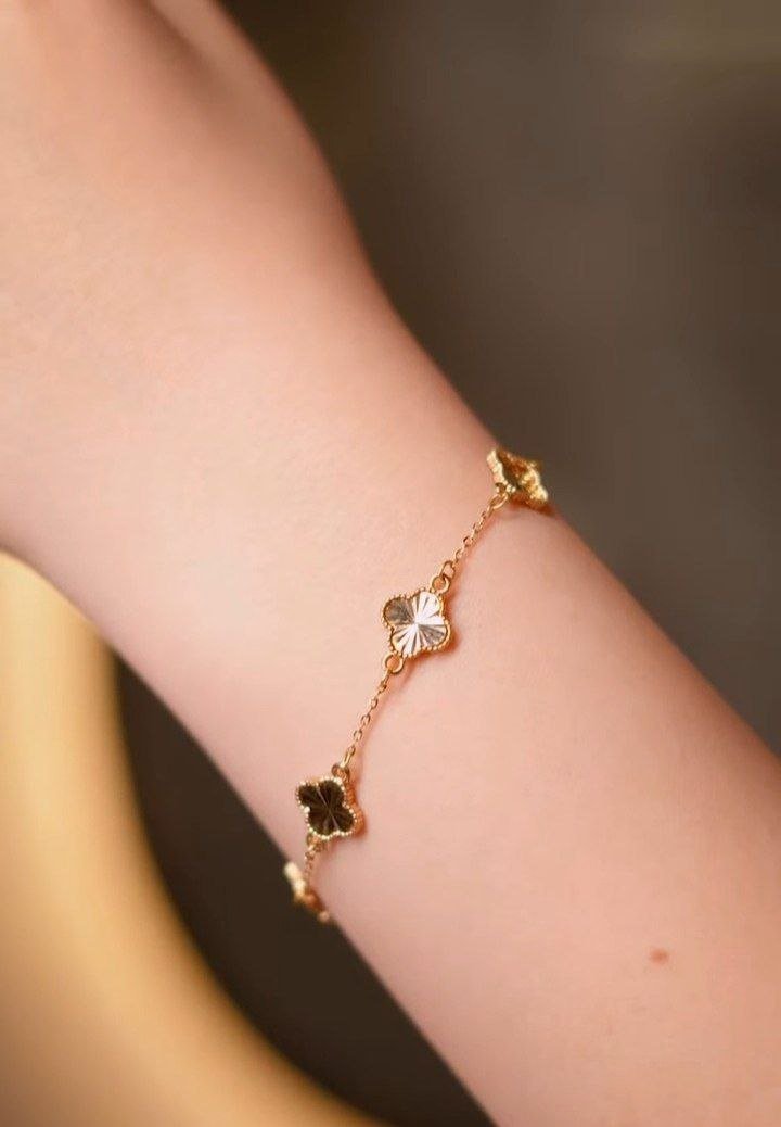 Golden Clover Motif Chain Necklace