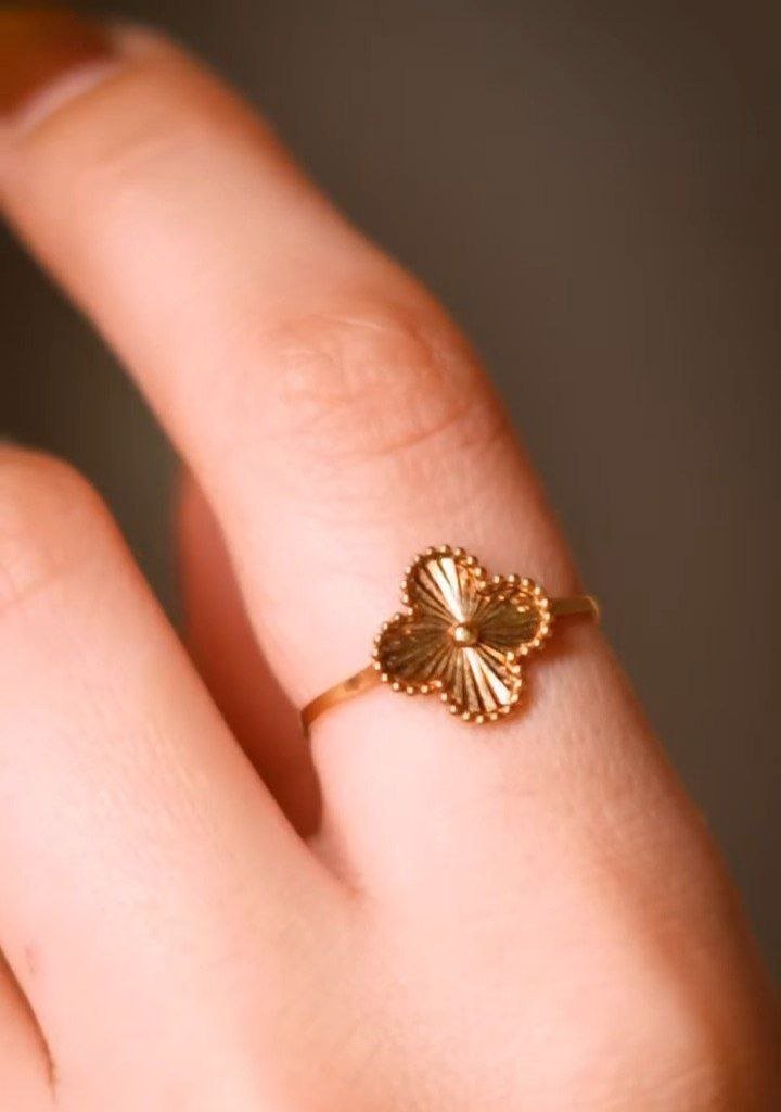 Golden Clover Motif Chain Necklace - Image 3